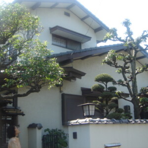 福岡市東区松崎 T様邸の庭木の剪定、庭木の消毒を行いました。