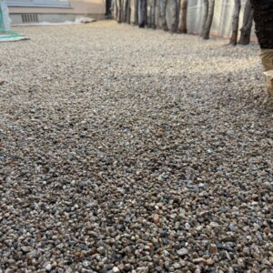 福岡市内のお客様邸の砂利敷き作業を行いました。